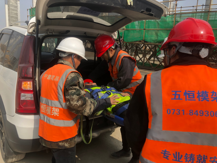 強(qiáng)化安全意識(shí) 提高應(yīng)急處置能力——武漢天河機(jī)場(chǎng)項(xiàng)目開展高處墜落應(yīng)急演練